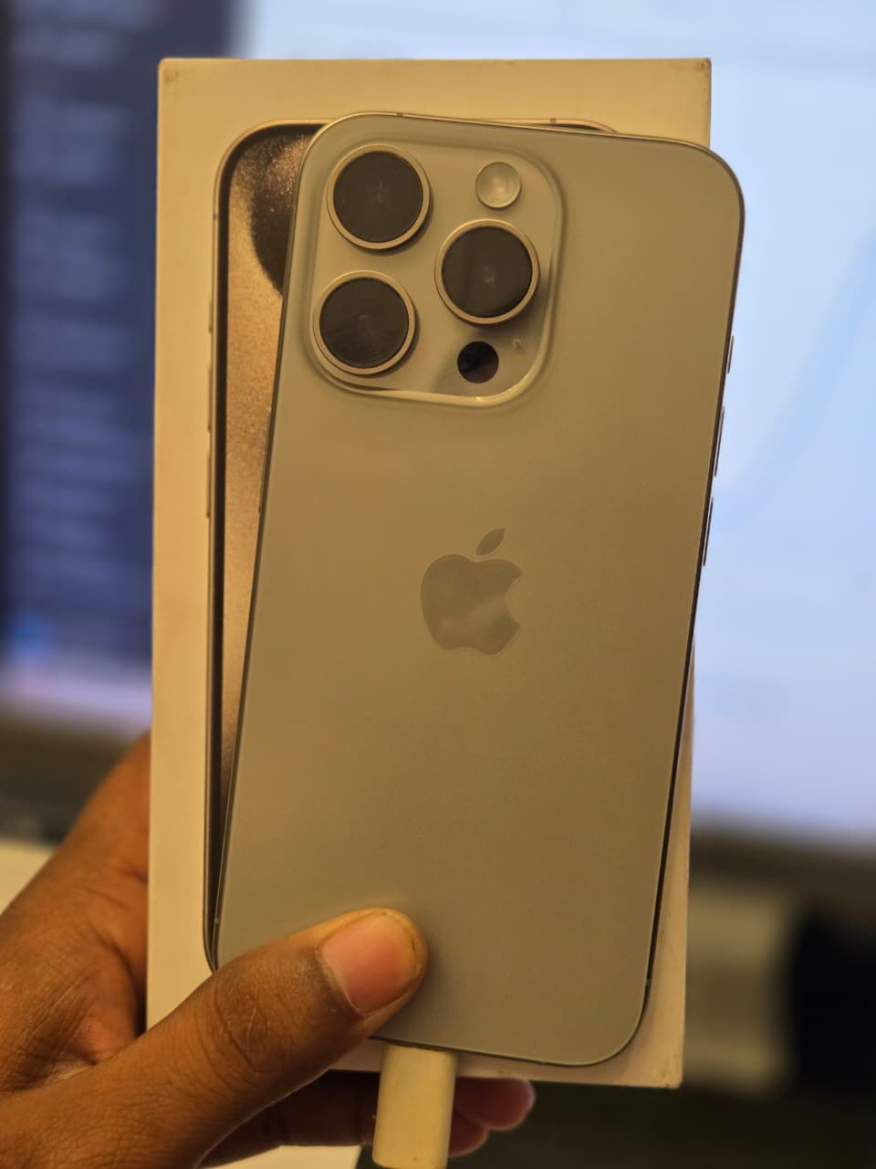 Apple APPLE iPhone 15 Pro (Natural Titanium, 256 GB)